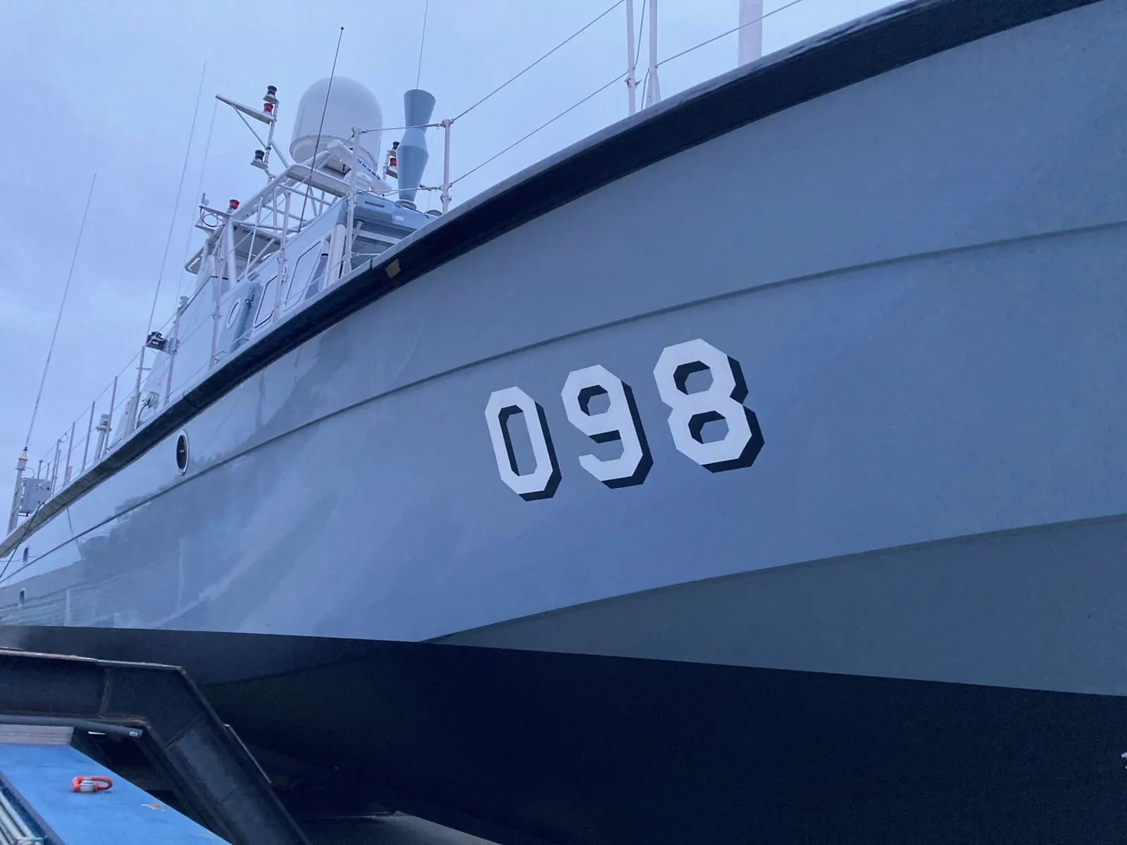 Numérotation adhésive sur la coque d’un bateau