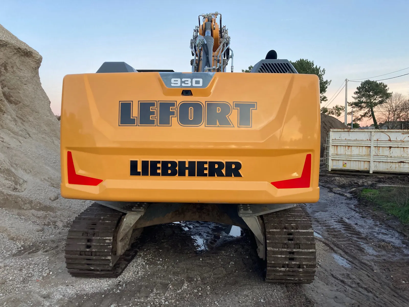Lettrage de marque sur un engin de chantier