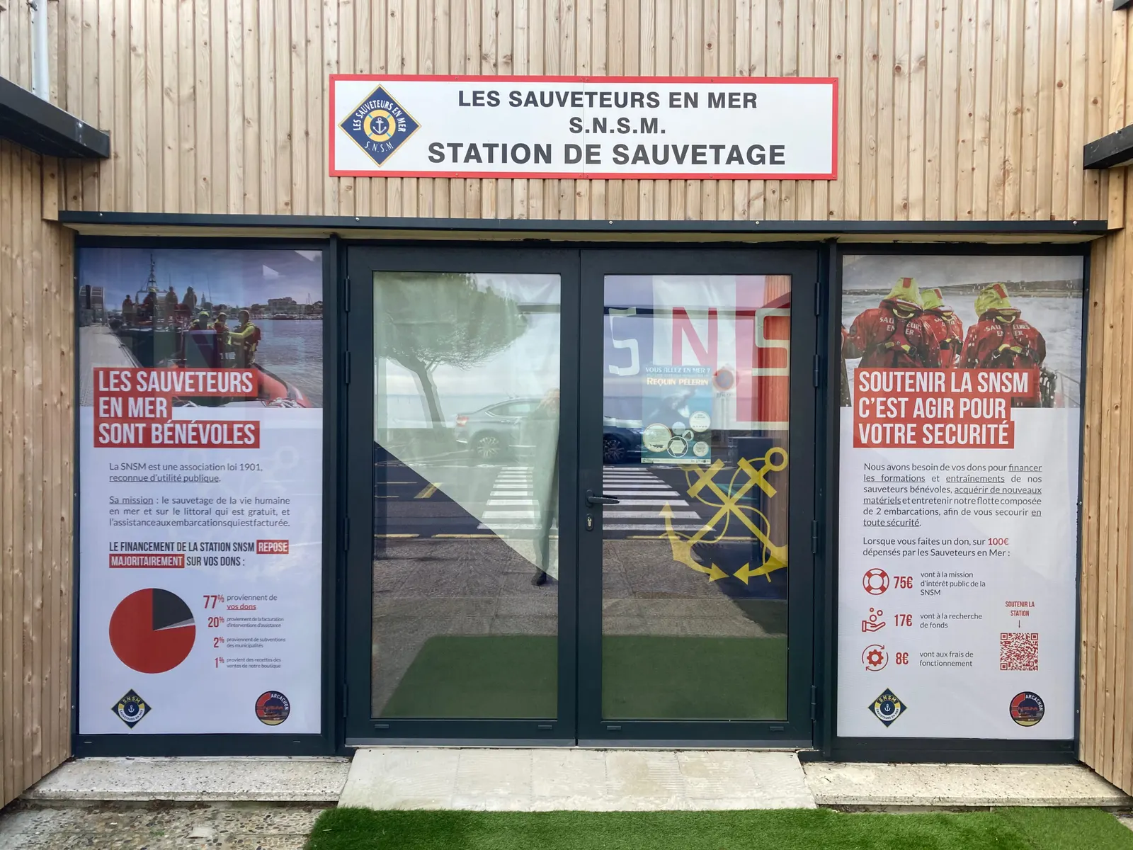 Vitrophanie informative de la station SNSM